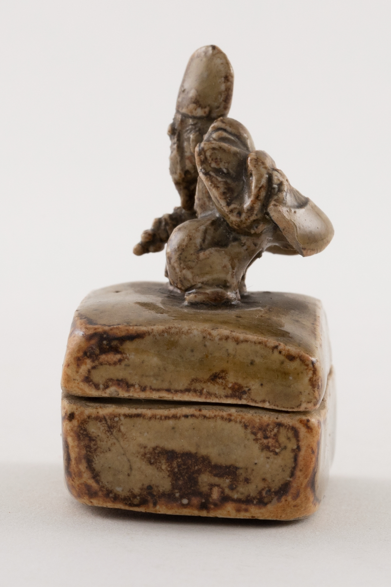 På eskens lokk en mannsfigur (Nô-danser med vifte).