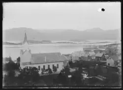 Utsikt over Florø med den hvite kirken i forgrunnen. Foran o