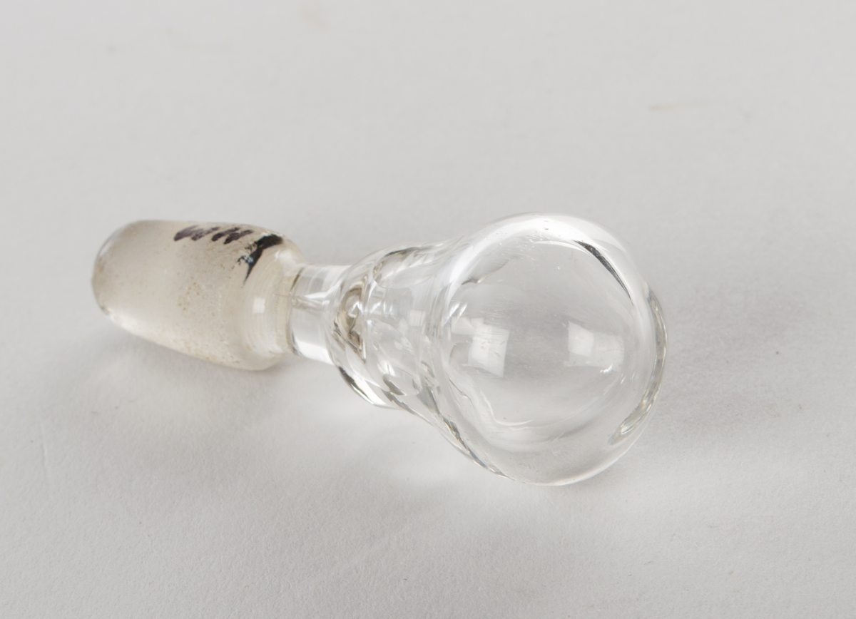 Flaske med kork. Munnnblåst glass. Fasett.