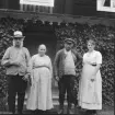 Borlänge, Yttre Svärdsjö. Kull E. Erssons gård med hustru, son och sonhustru 1921.