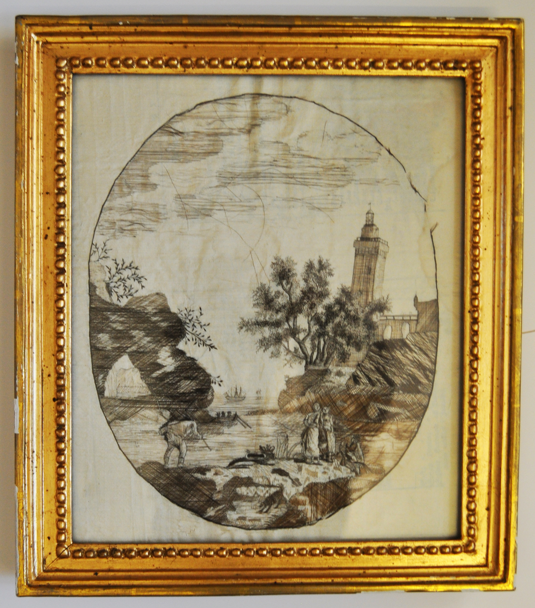 Berg på sidorna av ett öppet vatten. På ena sidan en fyr och ett träd. I förgrunden två kvinnor samt en man som tar upp nät, samt en man med metspö. Längre bort syns en eka med tre personer som ror och ännu längre bort ett skepp.