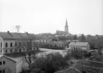 Utsnitt av Linköping några år in på förra seklet. Sannolikt stod fotografen i Litografens fastighet utmed Sankt Larsgatan, invigt 1905. Kameran riktades mot domkyrkan och frös miljön däremellan. Närmast betraktaren Ljungstedtska skolan med sin utbredda trädgård varpå Frimurarehotellet kom att uppföras.