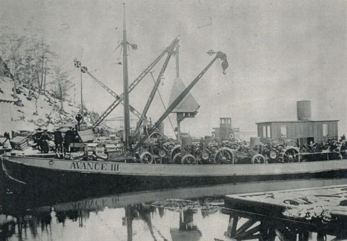 Lastning av motorplogar tillverkade på JV Svensons motorfabrik i Augustendal (nuvarande Nacka Strand), fartyget plogarna är lastade på heter Avance III. Foto 1920, fotograf okänd. Foto från Arcona.