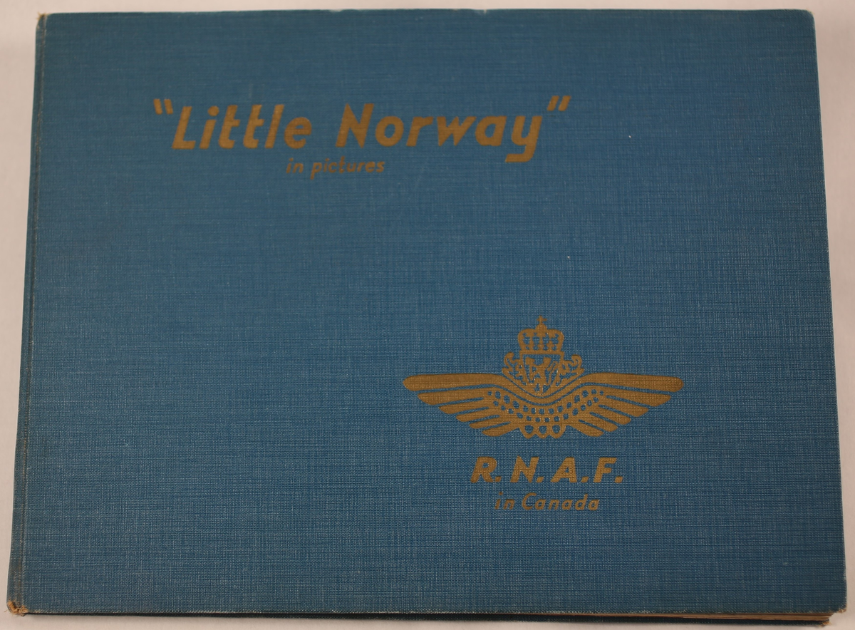 Fotobok som beskriver livet i Little Norway, tekst på engelsk. 
Dette er første utgaven av denne boken, det finnes to forskjellige versjoner. Andre utgave har mørkeblå perm.