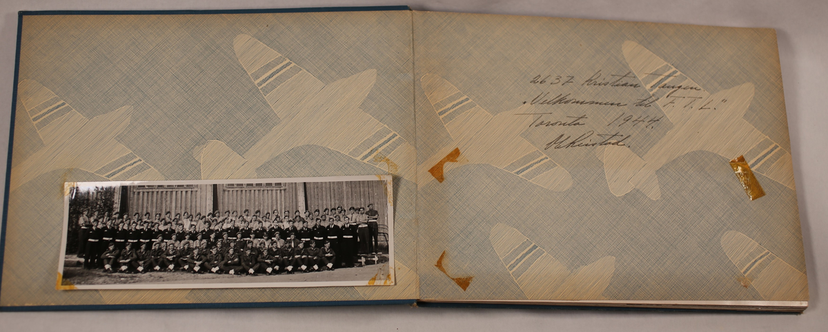 Fotobok som beskriver livet i Little Norway, tekst på engelsk. 
Dette er første utgaven av denne boken, det finnes to forskjellige versjoner. Andre utgave har mørkeblå perm.