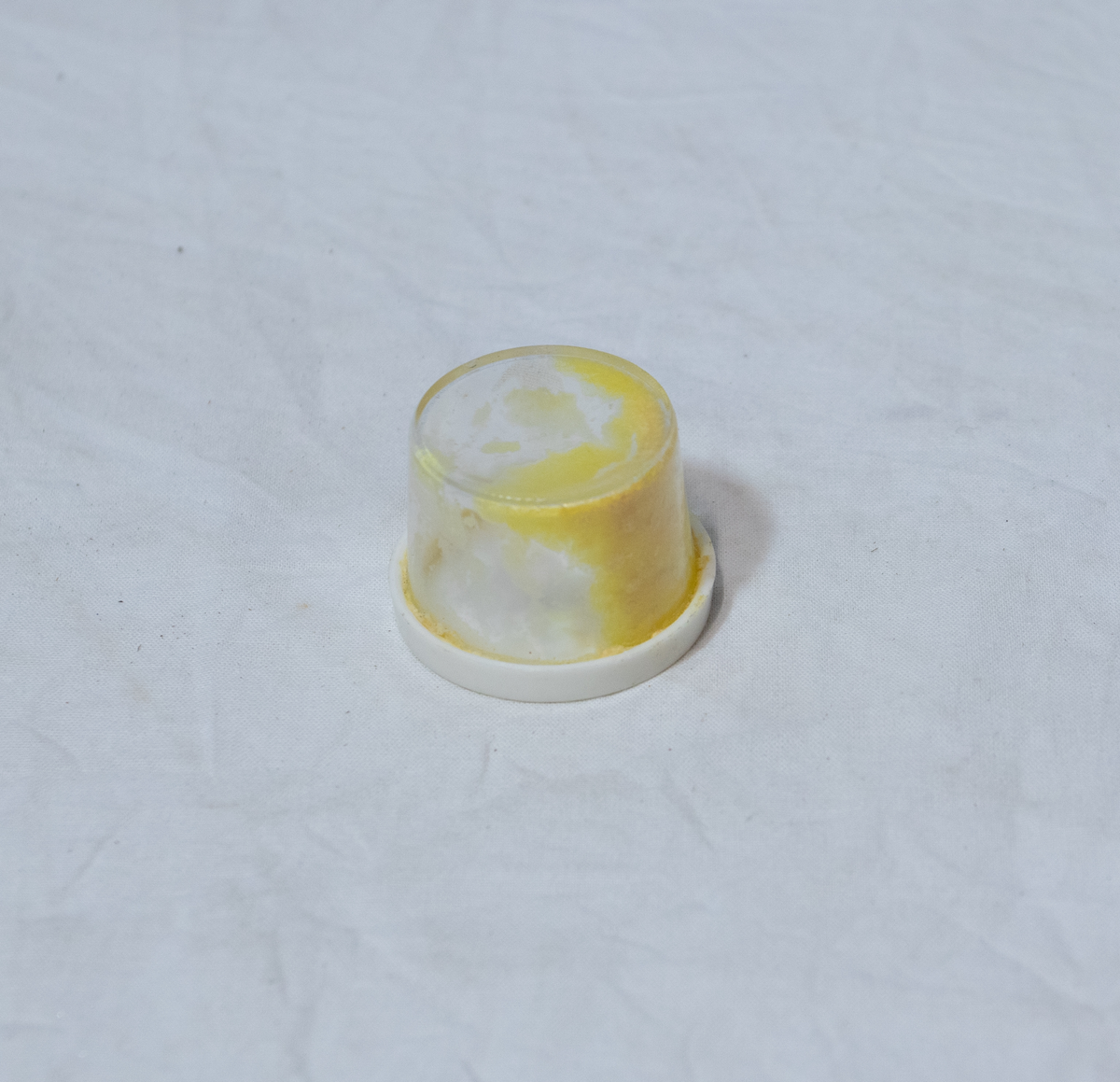 Stellebord til dukke. Rødmalt trekonstruksjon av runde pinner, tappet sammen i kryss i bena. Kan slås sammen. Badekar naglet fast i trerammen, laget av plast/vinyl. Badekaret har propp med slange i bunnen. Stellematte kan legges oppå badekaret, denne er laget i bomull. Stellematte stives av ved to lærstropper under, disse er spikret fast. Påfestet bærhåndtak i toppen av metall, skrudd med to skruer. På ene siden ett stykke med lysblå plast med tre lommer, hele stykket og lommene er kantet med rødrutete stoff.