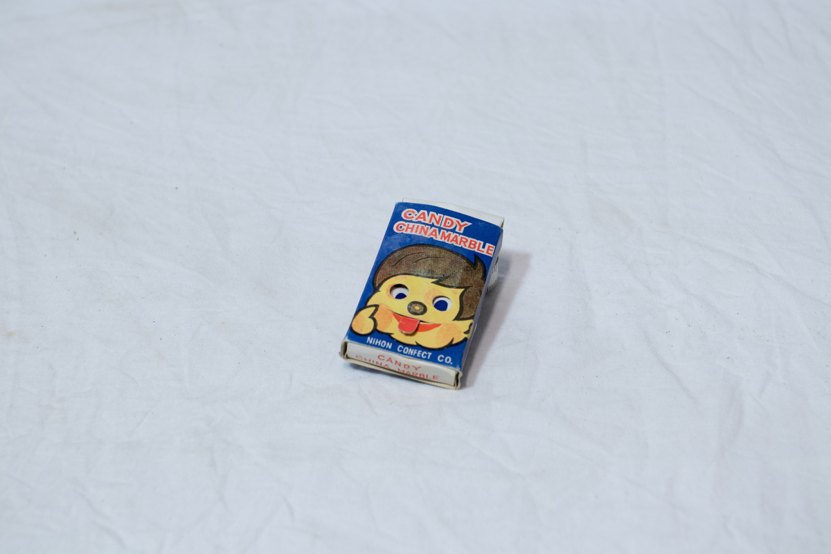 Stellebord til dukke. Rødmalt trekonstruksjon av runde pinner, tappet sammen i kryss i bena. Kan slås sammen. Badekar naglet fast i trerammen, laget av plast/vinyl. Badekaret har propp med slange i bunnen. Stellematte kan legges oppå badekaret, denne er laget i bomull. Stellematte stives av ved to lærstropper under, disse er spikret fast. Påfestet bærhåndtak i toppen av metall, skrudd med to skruer. På ene siden ett stykke med lysblå plast med tre lommer, hele stykket og lommene er kantet med rødrutete stoff.