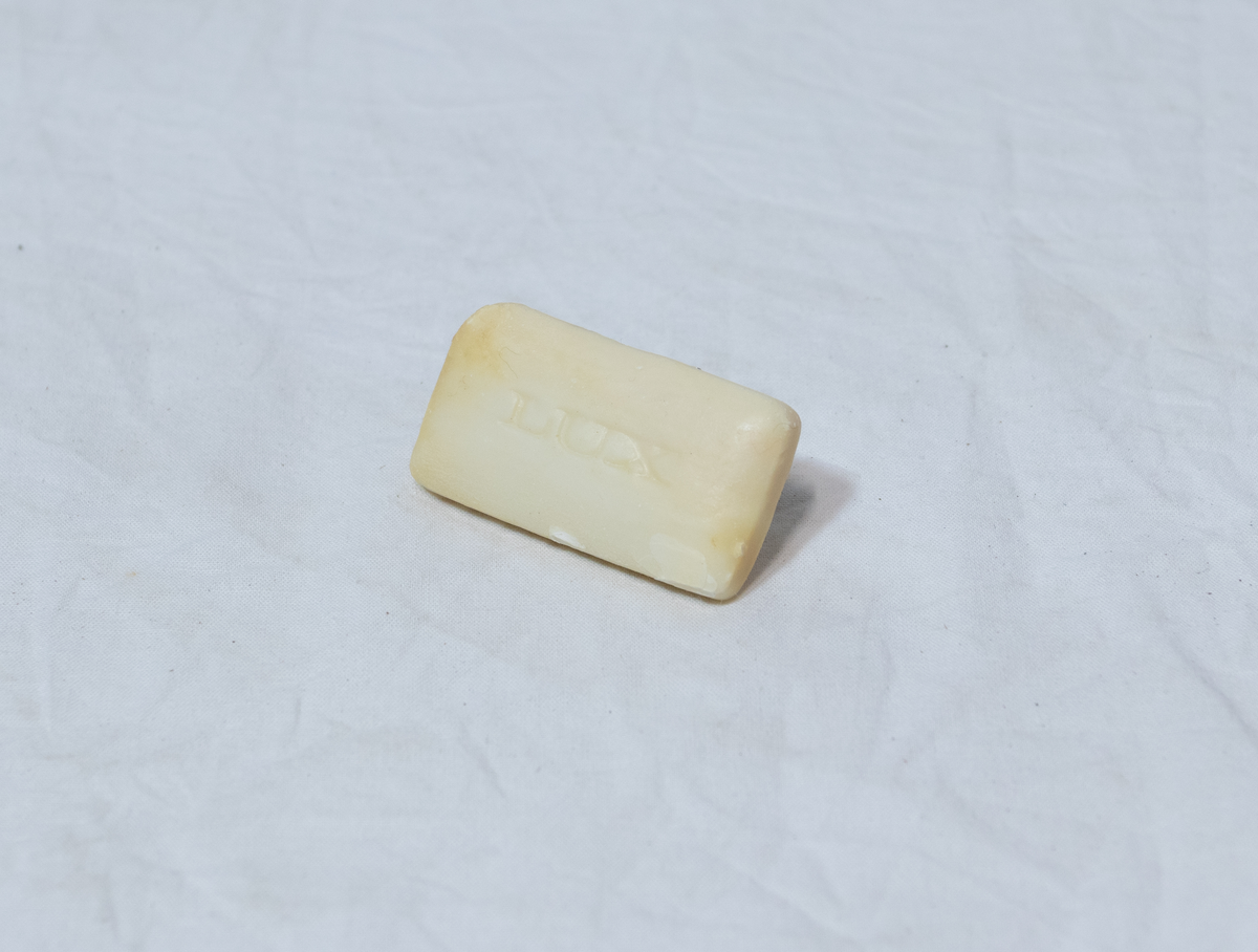 Stellebord til dukke. Rødmalt trekonstruksjon av runde pinner, tappet sammen i kryss i bena. Kan slås sammen. Badekar naglet fast i trerammen, laget av plast/vinyl. Badekaret har propp med slange i bunnen. Stellematte kan legges oppå badekaret, denne er laget i bomull. Stellematte stives av ved to lærstropper under, disse er spikret fast. Påfestet bærhåndtak i toppen av metall, skrudd med to skruer. På ene siden ett stykke med lysblå plast med tre lommer, hele stykket og lommene er kantet med rødrutete stoff.