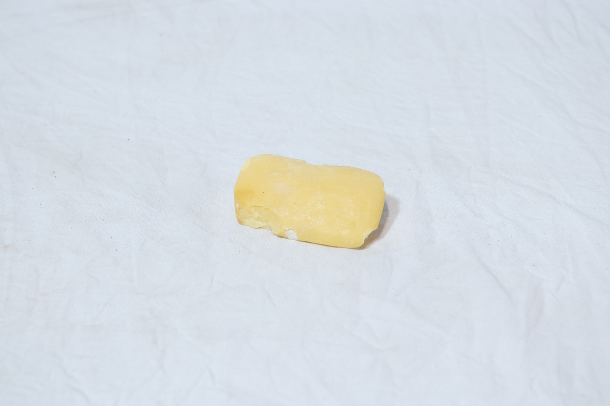 Stellebord til dukke. Rødmalt trekonstruksjon av runde pinner, tappet sammen i kryss i bena. Kan slås sammen. Badekar naglet fast i trerammen, laget av plast/vinyl. Badekaret har propp med slange i bunnen. Stellematte kan legges oppå badekaret, denne er laget i bomull. Stellematte stives av ved to lærstropper under, disse er spikret fast. Påfestet bærhåndtak i toppen av metall, skrudd med to skruer. På ene siden ett stykke med lysblå plast med tre lommer, hele stykket og lommene er kantet med rødrutete stoff.