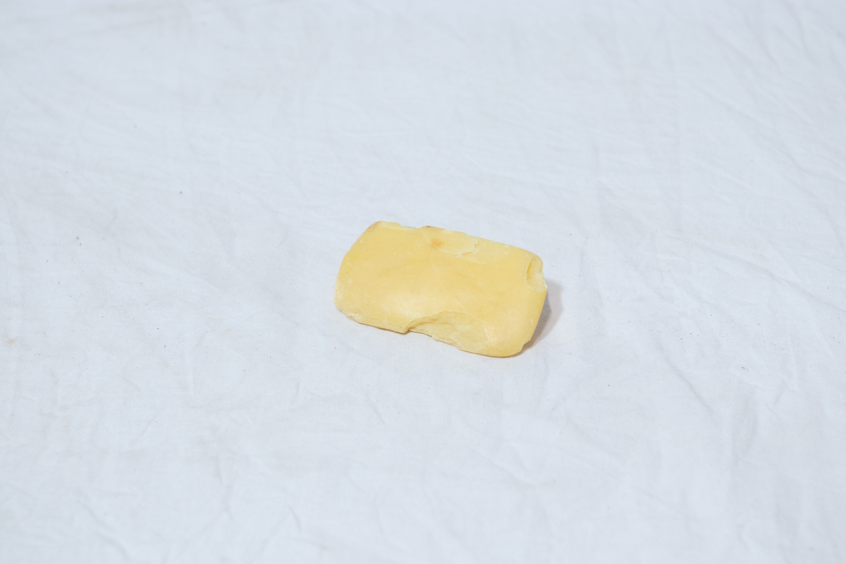 Stellebord til dukke. Rødmalt trekonstruksjon av runde pinner, tappet sammen i kryss i bena. Kan slås sammen. Badekar naglet fast i trerammen, laget av plast/vinyl. Badekaret har propp med slange i bunnen. Stellematte kan legges oppå badekaret, denne er laget i bomull. Stellematte stives av ved to lærstropper under, disse er spikret fast. Påfestet bærhåndtak i toppen av metall, skrudd med to skruer. På ene siden ett stykke med lysblå plast med tre lommer, hele stykket og lommene er kantet med rødrutete stoff.