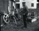 Smiss Christen Christensson slår ihop två tåtar, barnbarnen Vilhelm o Verner ser på.