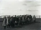 En varm dag i början av april har skolan planteringsdag. Det började man med 1911 pga den stora avsaknaden av tillräcklig vedbrand i socknen. Man planterade uppe på Lausbackar på de platser det är skog på idag. Tydligen hade man tid för lekar också. Här leker man 