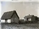 1907 ägdes Glans båtsmanstorp av Bjärges Melanders, vilka sålde det till Lars Jakobsson från Hallsarve. Lars Jakobssons födelsegård hade övertagits av en äldre bror och senare genom giftemål införlivats med Bjärges Arvid Olssons part och vid skiftet omkring 1905 revs denna Hallsarvepart bort. Lars Jakobsson var 57 år när han köpte Glans torp. Var han bott under tiden med sin hustru Anna Helena född Österberg från Kaupungs i Östergarn och deras 4 döttrar är okänt. Den äldsta dottern emigrerade och den andra dog ung, men de två yngsta döttrarna följde troligen med till denna boplats, vilken övertogs av yngsta dottern Elin och hennes man Sigfrid Larsson 1922.

Lars Jakobsson rev omedelbart båtsmanstorpets gamla manbyggnad och uppförde 1908 detta moderna hus i resvirke med liggande panel, spåntak och veranda i snickarglädjestil. Den gamla agtäckta båtsmansladugården stod ännu kvar en tid, hur länge är inte känt. Det skymtar tre personer på bilden, men det går inte att se vilka de är.