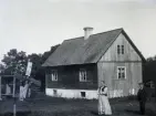 Denna lilla gård kom till 1910 då Arvid Persson född 1877 från Mattsarve köpte jord av Lars Per Hallander Hallbjäns, vilken sålde bort hela denna gårdspart i smålotter. Arvid var gift 1903 med Hanna Byström född 1871 från Alskog och de bebyggde boplatsen. Detta bostadshus byggde de 1912 och byggde till det 1924. Huset är uppfört av resvirke med liggande panel och taket är täckt med spån. Det ser lite äldre ut än 4 år gammalt, men kan knappast vara det.

Vid husets baksida står Hanna och Ragnar. Man ser att husets gavel är provisorisk, man har redan från början planerat för en tillbyggnad. Den märkliga lilla kvarnen (?), som är under uppbyggnad, skulle man ha velat se en närbild på!