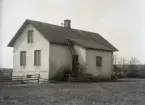 Huset är här 20 år gammalt. Det var modernt för sin tid med källare och hög bostadsvåning och papptak utdraget över väggarna. Fönstren sitter i nischer som är svagt välvda. Huset har en vardagsingång via en liten tillbyggnad på baksidan, även det något som blev vanligt vid 1800-talets slut.