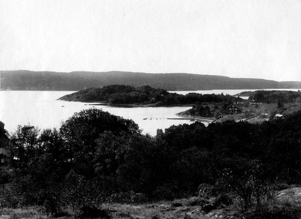 Enligt tidigare notering: Vy.

Kasebukten. Villa Solhagen till höger.

Stämplad i högra hörnet: Maria Lundbäck Uddevalla