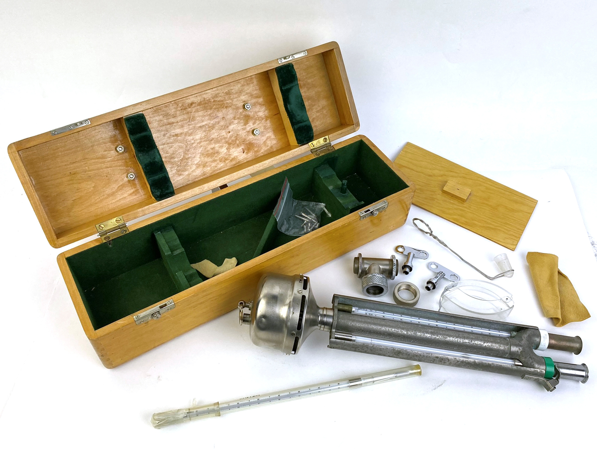 Psykrometer med tillbehör i trälåda.