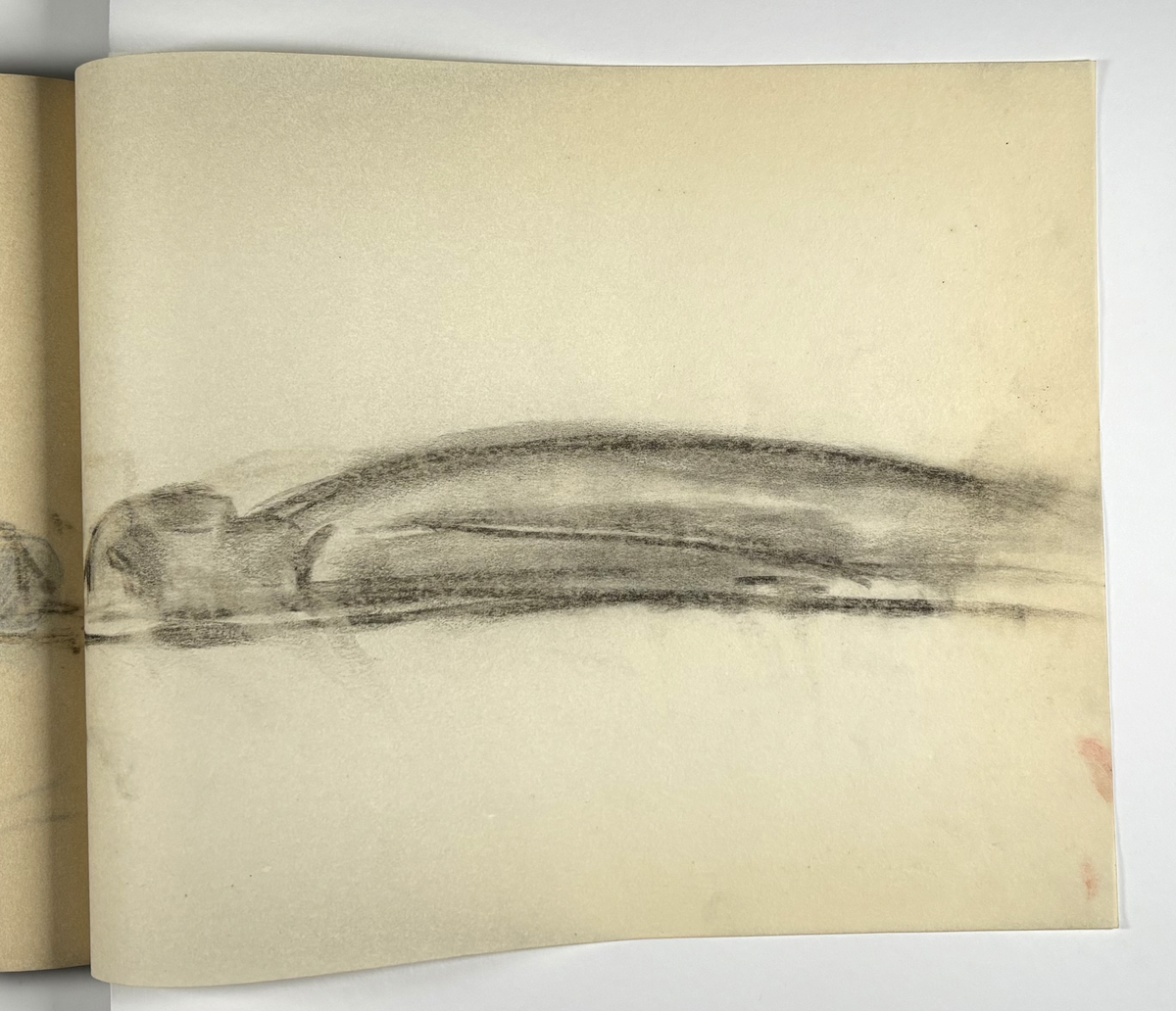 Skissebok, brun med svart rygg, liggende format, står Hans Gjesme frampå, ein del datert 1928, mykje mannsakt, mange frå Draumkvedet, katten, hest med stå, interiør.