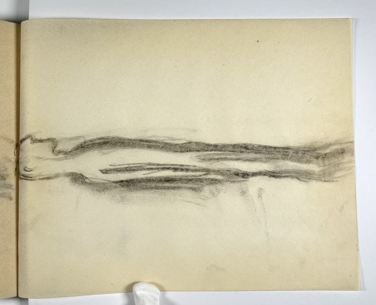 Skissebok, brun med svart rygg, liggende format, står Hans Gjesme frampå, ein del datert 1928, mykje mannsakt, mange frå Draumkvedet, katten, hest med stå, interiør.