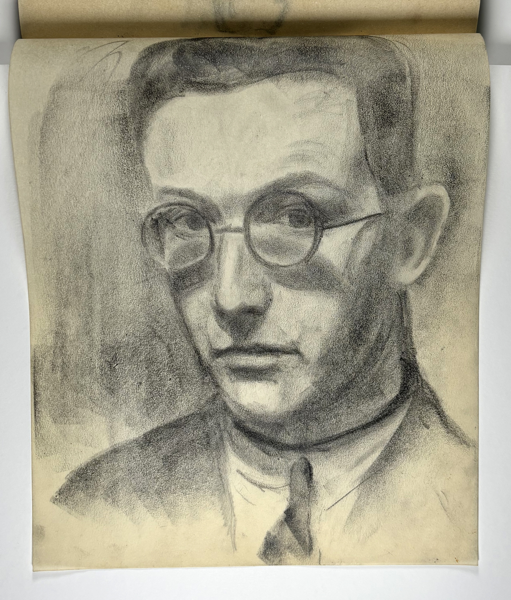 Skissebok, brun med svart rygg, liggende format, står Hans Gjesme frampå, ein del datert 1928, mykje mannsakt, mange frå Draumkvedet, katten, hest med stå, interiør.
