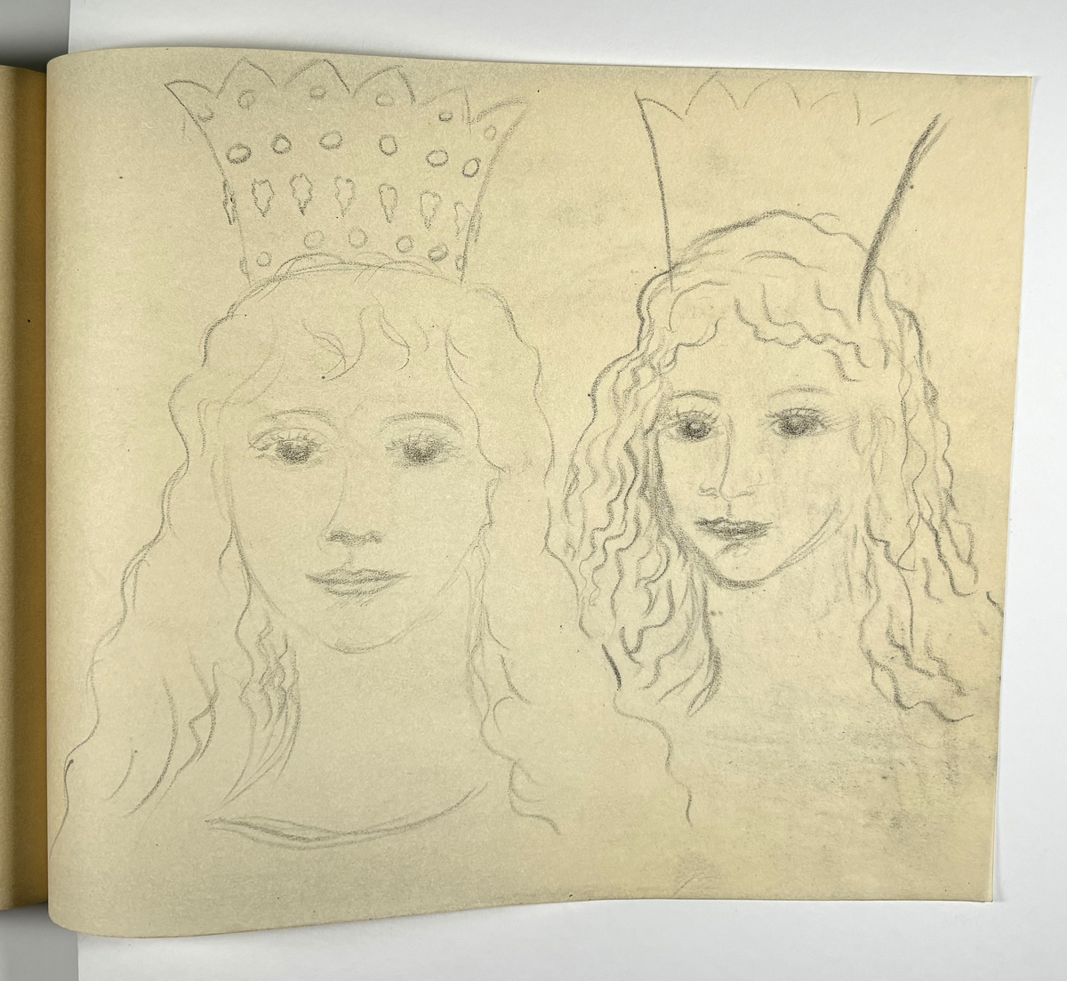 Skissebok, brun med svart rygg, liggende format, står Hans Gjesme frampå, ein del datert 1928, mykje mannsakt, mange frå Draumkvedet, katten, hest med stå, interiør.