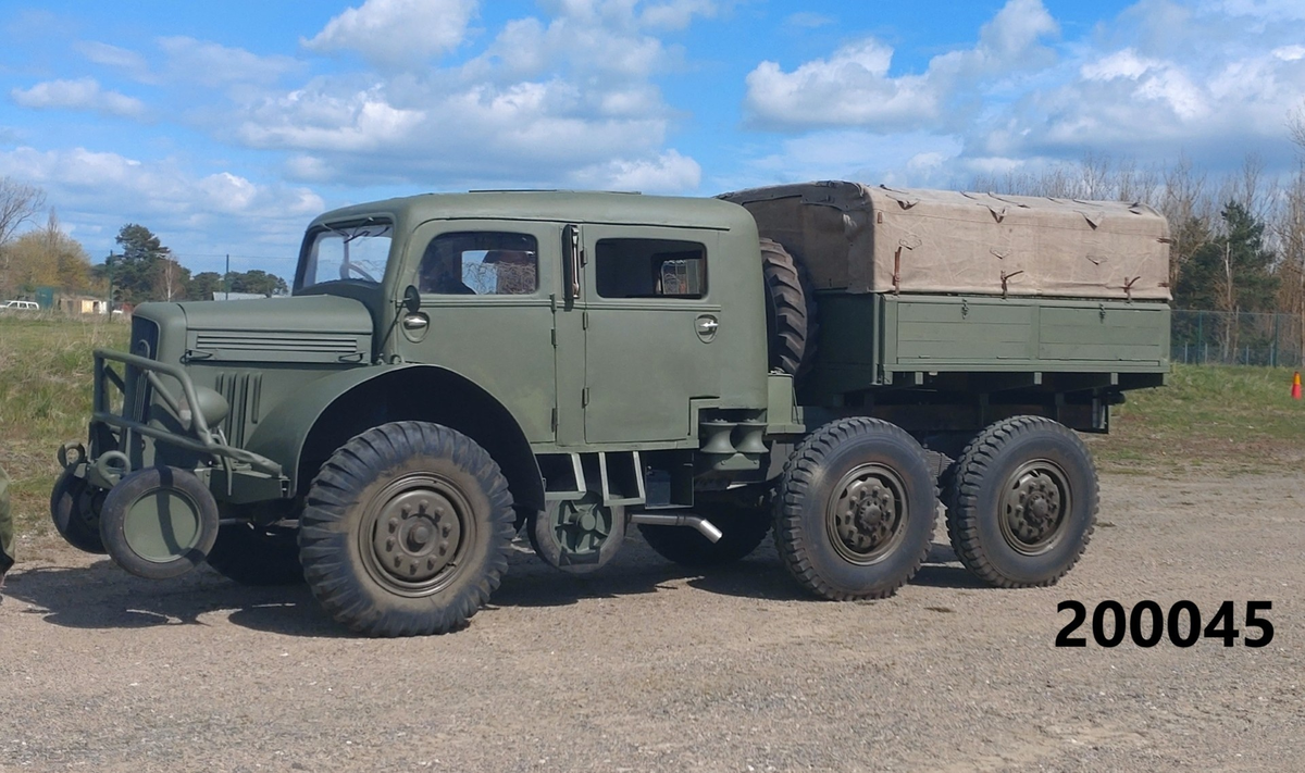 Volvo Terrängbil M/1940 typ TVB för 7-8 passagerare.
Motor Volvo FBT.