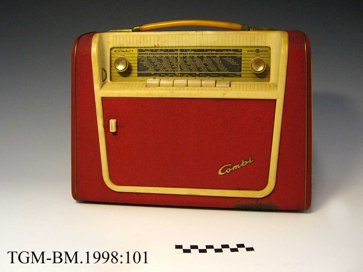 Radionette Combi Star (1960-62). Bærbar batteridrevet radio med innebygd platespiller. Langbølge, mellombølge, fiskeribølge og kortbølge. En høyttaler plassert på venstre side. Innebygd AM-antenne. Inngang for ekstern antenne. Kontroll for diskant. Ved å vippe opp lokket i fronten på radioen, får en tilgang til platespilleren. Boks på baksiden (av radioen) til oppbevaring av single-plater. Her plasseres også et plastrør med 5 x 1,5 Volt batterier.