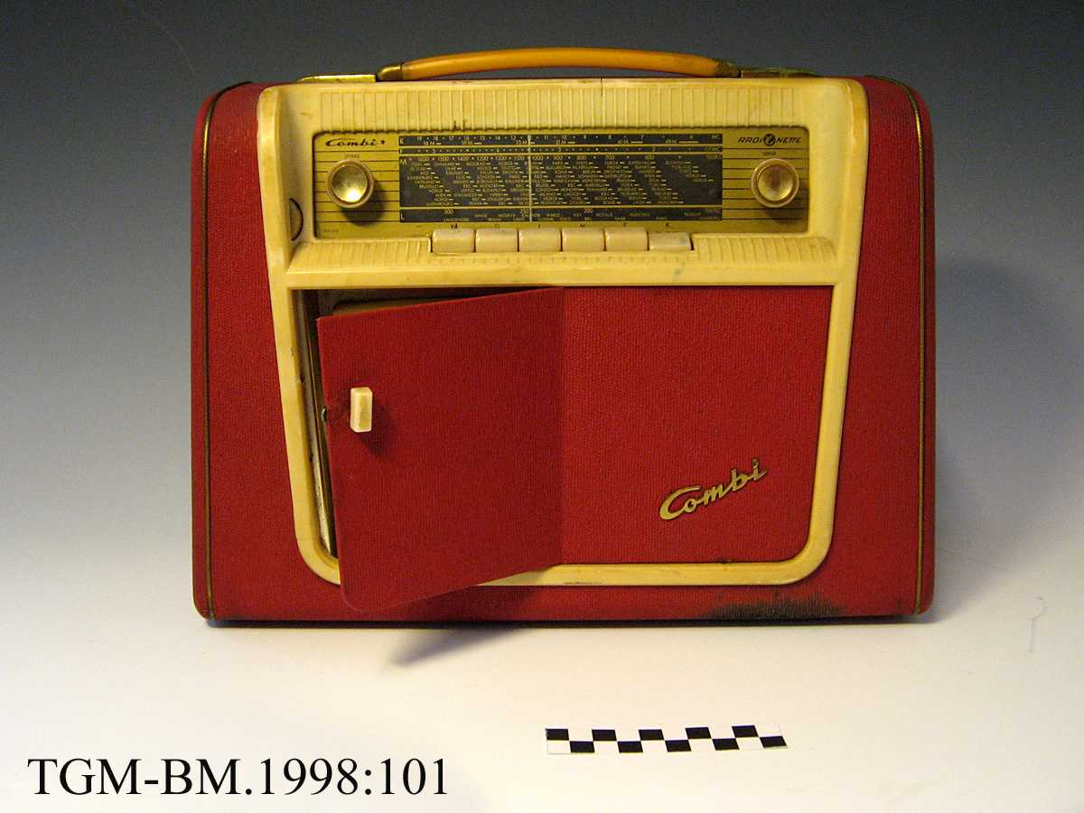Radionette Combi Star (1960-62). Bærbar batteridrevet radio med innebygd platespiller. Langbølge, mellombølge, fiskeribølge og kortbølge. En høyttaler plassert på venstre side. Innebygd AM-antenne. Inngang for ekstern antenne. Kontroll for diskant. Ved å vippe opp lokket i fronten på radioen, får en tilgang til platespilleren. Boks på baksiden (av radioen) til oppbevaring av single-plater. Her plasseres også et plastrør med 5 x 1,5 Volt batterier.