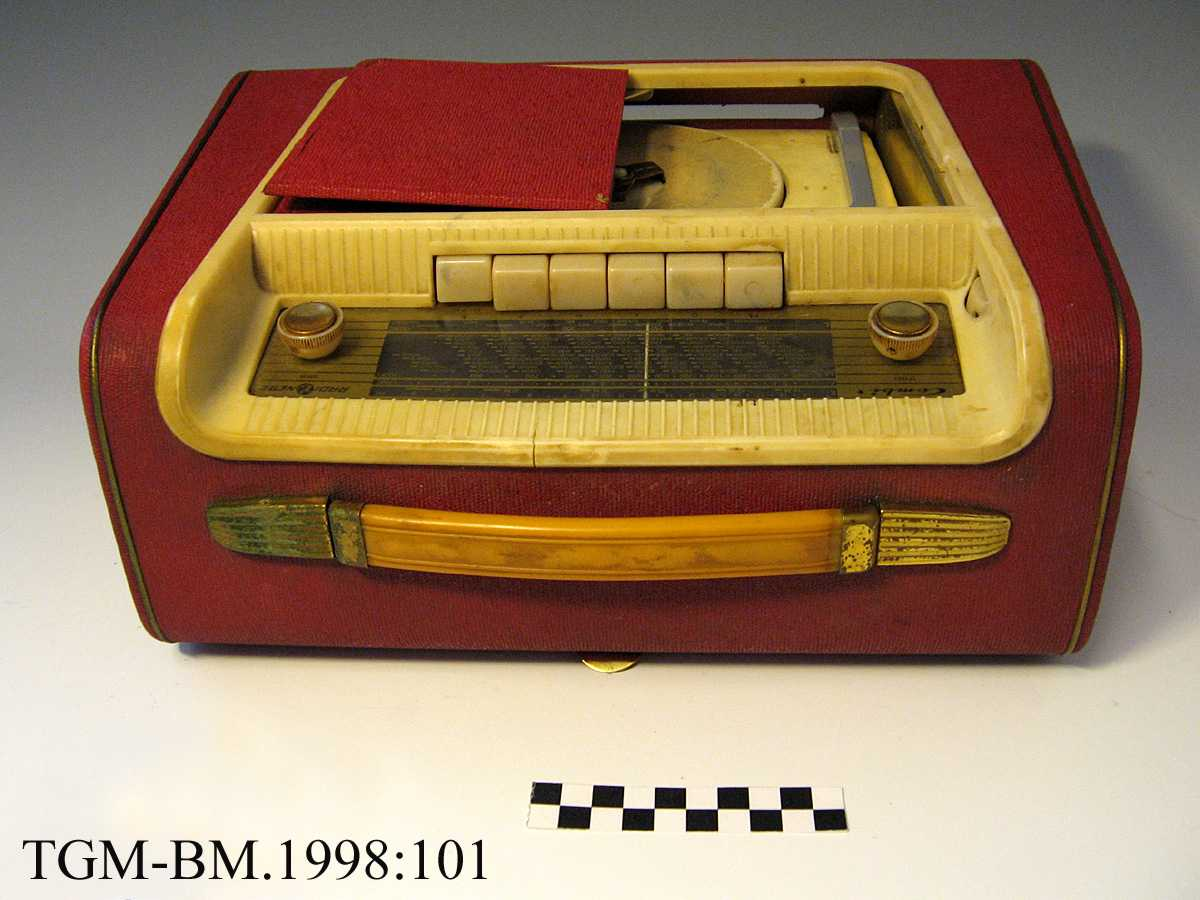 Radionette Combi Star (1960-62). Bærbar batteridrevet radio med innebygd platespiller. Langbølge, mellombølge, fiskeribølge og kortbølge. En høyttaler plassert på venstre side. Innebygd AM-antenne. Inngang for ekstern antenne. Kontroll for diskant. Ved å vippe opp lokket i fronten på radioen, får en tilgang til platespilleren. Boks på baksiden (av radioen) til oppbevaring av single-plater. Her plasseres også et plastrør med 5 x 1,5 Volt batterier.