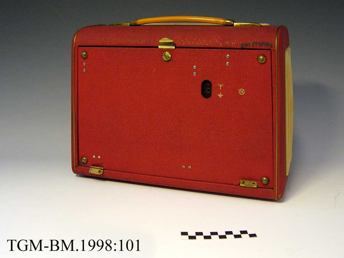 Radionette Combi Star (1960-62). Bærbar batteridrevet radio med innebygd platespiller. Langbølge, mellombølge, fiskeribølge og kortbølge. En høyttaler plassert på venstre side. Innebygd AM-antenne. Inngang for ekstern antenne. Kontroll for diskant. Ved å vippe opp lokket i fronten på radioen, får en tilgang til platespilleren. Boks på baksiden (av radioen) til oppbevaring av single-plater. Her plasseres også et plastrør med 5 x 1,5 Volt batterier.