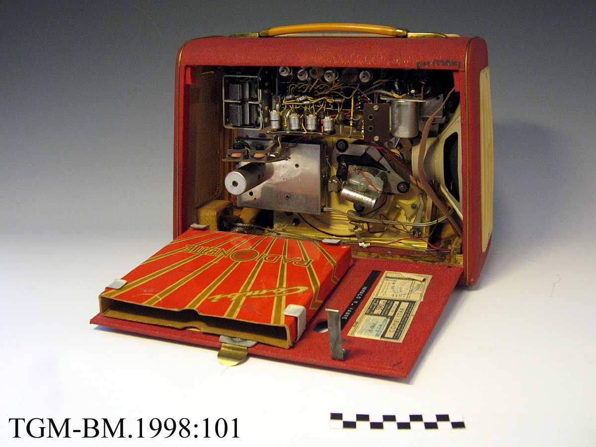 Radionette Combi Star (1960-62). Bærbar batteridrevet radio med innebygd platespiller. Langbølge, mellombølge, fiskeribølge og kortbølge. En høyttaler plassert på venstre side. Innebygd AM-antenne. Inngang for ekstern antenne. Kontroll for diskant. Ved å vippe opp lokket i fronten på radioen, får en tilgang til platespilleren. Boks på baksiden (av radioen) til oppbevaring av single-plater. Her plasseres også et plastrør med 5 x 1,5 Volt batterier.