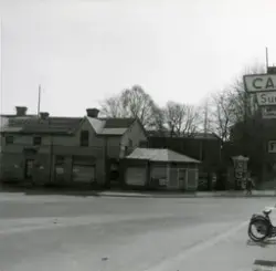 Kvarteret Köpmannen innan rivningen av Centralcaféet. På bil