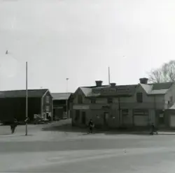 Vy över Café Central Parken och sjöbodarna i kvarteret Köpma