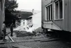 Areskogska husets flyttning 30.9. - 3.10. 1970. Den ursprungliga tomten i kvarteret Apotekaren och husets baksida.