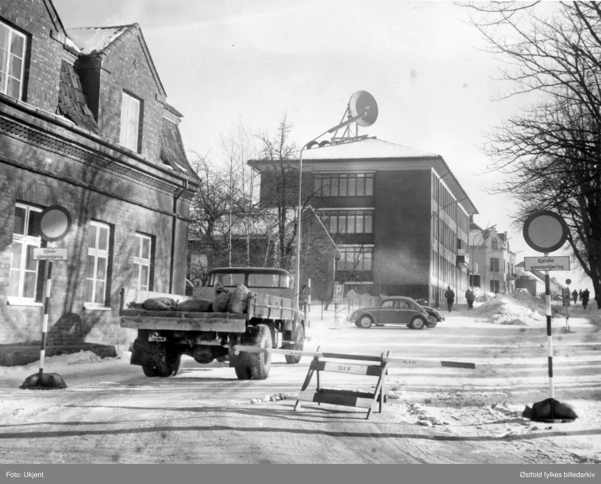 Telegraf-bygningen, nytt tilbygg,  Sarpsborg februar 1968. Kirkegata sperres fr det nye Telegrafbygget.
