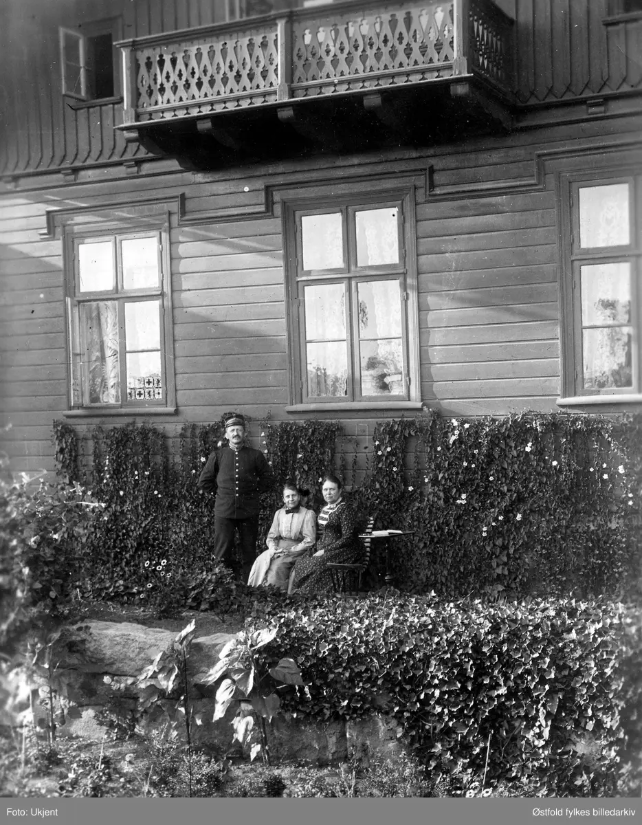 Major Kristian Severin Andresens hus, Sandesundsveien 21 i Sarpsborg, med "kontorbygningen".
Familien ute i hagen foran huset. Mannen har uniform.