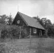 Norra Arlebrunn, torp under godset Grenholm, med en från traditionen avvikande stomresning. Här dokumenterat 1949.