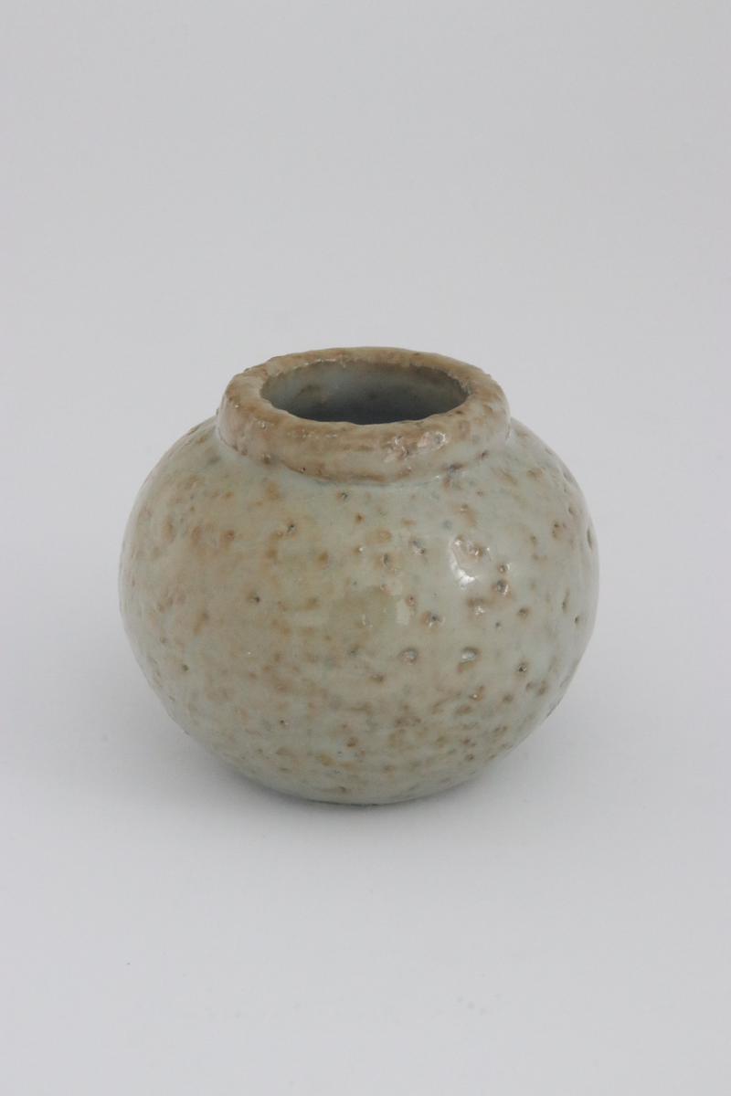 Gunnar Nyström, vas, drejat stengods med porslinschamotte, gråbrun glasyr. Rörstrands porslinsfabrik, 1936.