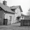 Utefter Risbrinksvägen och i höjd med delningen med Forshemsgatan låg denna fastighet tills den revs kort efter fototillfället 1968.