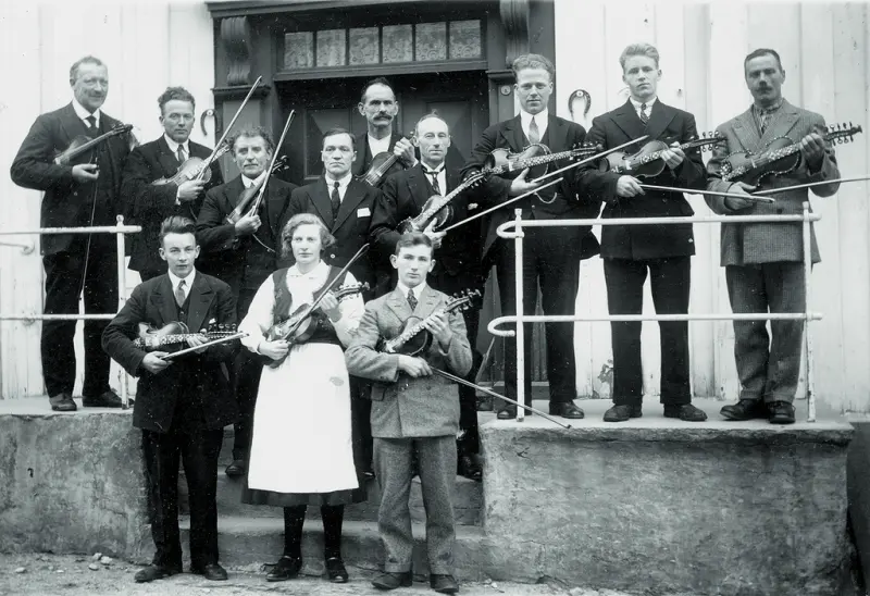 Laget i 1932. Frå venstre bak: Holger Aresvik, Aure, Ola Kallset, Torjulvågen,  Ivar R. Eide, Eide, Sigurd Øverås, Dale, Nils Storvik (Sande)?, Tore Hoås, Sunndal, Gunnar Kallset, Bøfjorden, Reidar Øverås,?, Erik Almhjell, Sunndal.  Framme frå venstre: Jon I. Holten, Surnadal,  Ingrid Eide, Eide, Reidar Hilstad, Kristiansund.