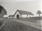 Från prästgården i Högby socken. Ladugård med gavelport.