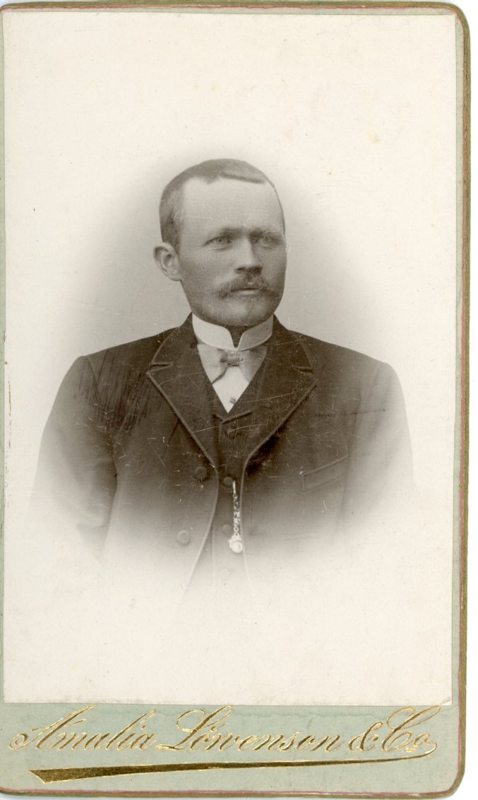 Porträtt av en okänd man, bröstbild.