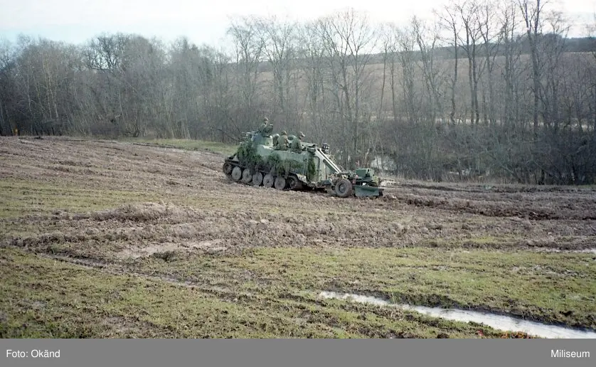 Pansarbandvagn 302 med minutläggare.
