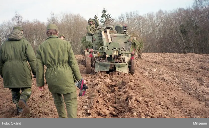 Pansarbandvagn 302 med minutläggare.