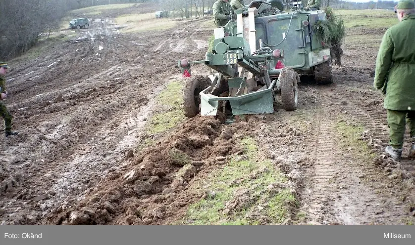 Pansarbandvagn 302 med minutläggare.