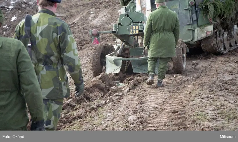Pansarbandvagn 302 med minutläggare.