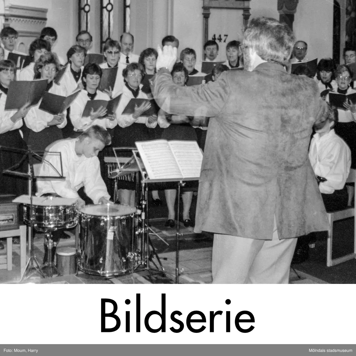 Serie om tre fotografier tagna av Harry Moum, HUM, för publicering till artikel i Mölndals-Posten, vecka 12, år 1985.

Här följer artikeln i sin helhet:
"Fin konsert i Lindome censureras i Göteborg

Vad det lider närmare bestämt 25 mars är det Maria bebådelsedag. Mölndals körsällskap har tagit fasta på detta och framförde under söndagskvällen Anders Öhrwalls Mariamusik i Lindome kyrka.
Mariamusik är en berättelse om den heliga jungfrun för recitation, kör och instrument. Dirigent var som så många gånger förut Jan Ivar Blixt. Bert Ramboldt reciterade. Rune Vramming och Karolina Karlsson spelade flöjt, Eva Sieja cello, Erling Olofsson bas och Anna Gustavsson "hanterade" slagverket med finess.
Samarbetet mellan dirigent, recitatör, kör och instrumentalister flöt fint. Man kunde luta sig tillbaka och njuta i fulla drag.
Kommande lördag skulle kören ha sjungit i St. Pauli församling. Detta hade redan avtalats och konserten var medtagen i allt förhandstryckt material så kyrkoherde Stig Andersson i St. Pauli lät meddela att kyrkan inte kunde upplåtas för Mariamusiken med motivering att texten eller rättare sagt berättelsen var för katolskt påverkat.
Protestanter och katoliker har som bekant inte samma syn på jungfru Maria. Problemet löstes elegant i Lindome kyrka där kyrkoherde Mats Oreklev gick igenom programmet före konserten och för församlingen förklarade skillnaden mellan den protestantiska och den katolske tron.
Församlingsborna i St. Pauli missar som sagt ett fint framförande i sin kyrka.
Mölndalsborna samlas emellertid gärna med utsoknes troende och musikälskare söndagen den 24 mars klockan 18.00 då Mölndals Körsällskap samlas i Fässbergs kyrka.
Gissa till vad. Just det. Mariamusik av Anders Öhrwall.

Pigg 60-åring
I år är det 60 år sedan Mölndals körsällskap bildades och till hösten planerar man en jubileumskonsert. Men innan dess skall göra en resa till Ungern och ge tre konserter i juni. Körsällskapet har 50-talet medlemmar i åldern 20-70 år.
Egentligen är man ingen utpräglad kyrkokör men det hindrar inte från att man medverkar bl.a. vid musik i centrum och vid kröningen av Mölndals Lucia.
HUM"