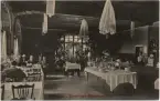 Järnvägsrestaurangen var belägen 1 trappa upp i Alvesta järnvägsstation, det stationshus som invigdes 1909 och ersatte ett tidigare stationshus som låg cirka 100 meter norrut utmed Södra stambanan.