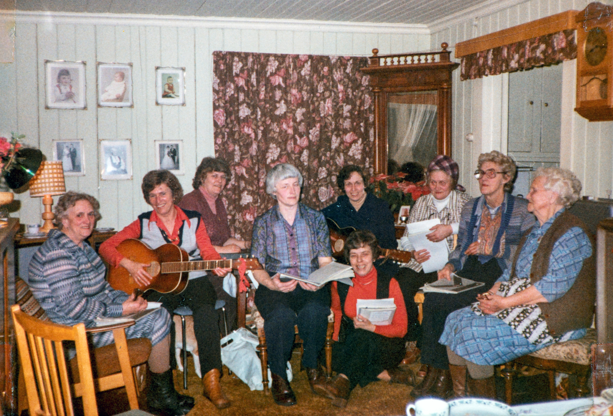 "Hersjøvangjinten" musikk gruppe fra Tangen / Espa. Lengst til høyre, Berthe Stensrud, mor til en av utøverene.
Fra venstre: Olga Birgitte Bruun, Bodil Westby, Eva Bruun, Marit Stensrud, Sonja Mostue, Helga Lien, Ragnhild Wilhelmsen og foran , sitter Karin Ramseth.