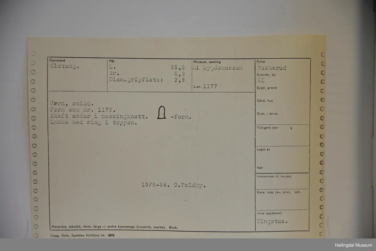 Skaft ender i messingknott. Løkke med ring i toppen.